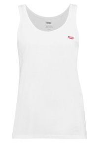Hvid tanktop lavet af bomuld, med rund halsudskæring, ærmeløst design og et lille rødt Levi's-logo syet på brystet.