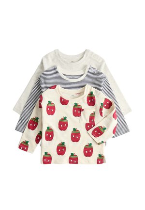 Tre langærmede småbørns T-shirts stablet, forreste T-shirt har rødt æblemønster, midterste T-shirt har marineblå og hvide striber, bageste T-shirt er lysegrå med skulderknapper.