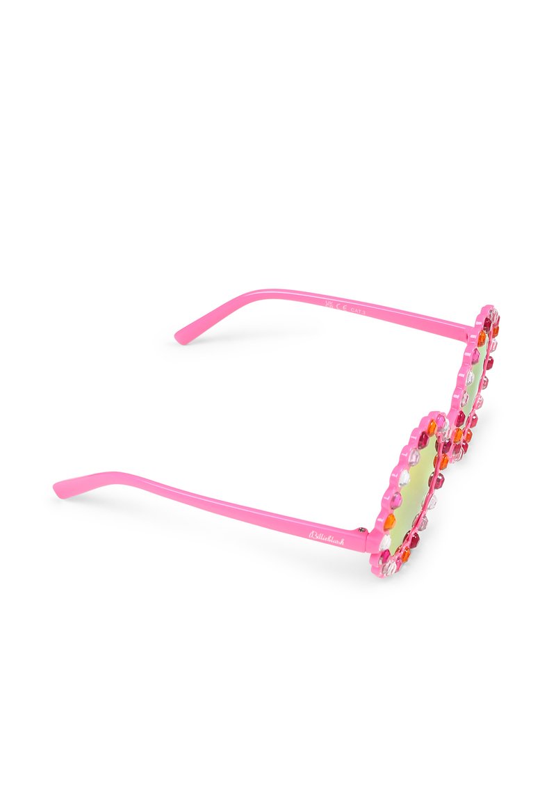 Lunettes de soleil roses avec des montures à bords festonnés, ornées de pierres précieuses colorées autour des verres. Les branches lisses et roses s'effilent vers lesTouches.