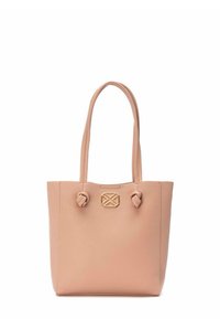 Bolso tote de textura rosa con dos asas anudadas, que presenta un acento de hardware dorado en la parte frontal. Forma rectangular simple.