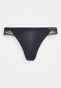 Mørkeblå tanga med blonder på siden, glatt stoff, lavt liv og hvit "TOMMY HILFIGER"-logo på midjebåndet.