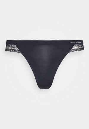 Marineblauer Tanga mit Spitzenakzenten an den Seiten, glattem Material, niedrig geschnittenem Design und weißem "TOMMY HILFIGER"-Logo am Bund.