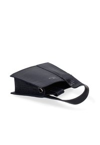 Borsa in pelle blu navy con texture a coccodrillo, forma strutturata, apertura superiore e una maniglia singola. Presenta un design minimalista senza hardware visibile.