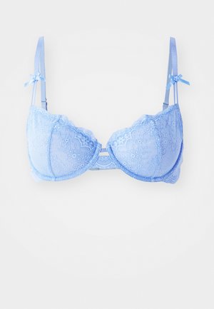 Soutien-gorge en dentelle bleu clair avec des bonnets rembourrés, des motifs floraux détaillés, des bretelles ajustables et des accents en forme de nœud sur chaque bretelle.