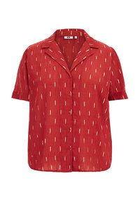 Blusa roja de manga corta con botón delantero, que presenta una tela texturizada y un patrón abstracto en blanco en toda la prenda. Diseño con cuello.