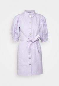 Vestido de ganga lavanda com mangas curtas e bufantes, frente com botões e cinto na cintura. Apresenta botões em tom prateado e dois bolsos laterais.