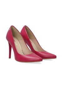 Fuchsiové vysoké podpatky s špičatou špičkou, hladkým syntetickým materiálem a úzkým siluetou. Obsahují malé logo poblíž paty.
