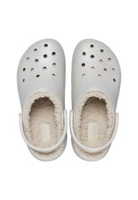 Silberne Clogs mit einer glänzenden Textur und Belüftungsöffnungen, ausgestattet mit einem weichen, cremefarbenen Kunstfellfutter und einem Riemen an der Rückseite.