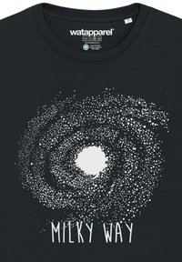 Zwarte katoenen t-shirt met een witte afbeelding van de Melkweg, met verspreide stippen en een centraal lichtpunt. 'MILKY WAY' tekst in vetgedrukte lettertype.