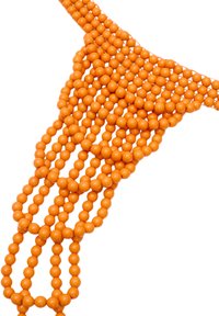 Orange perlekæde med runde perler arrangeret i et kaskadedesign, med en struktureret øverste sektion og en glat, blank finish.