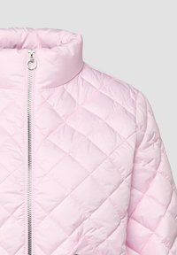 Lagano roza prošivena jakna s visokim ovratnikom i srebrnim patentnim zatvaračem sprijeda.