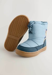 Blaue gepolsterte Kinderstiefel mit einem dunkelblauen Stoffeinsatz, Gummilaufsohle mit einem Profilmuster und grafischen Details eines Cartoon-Hundes.