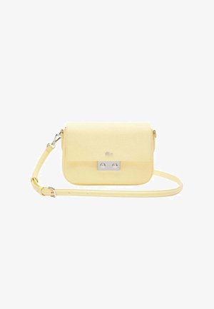 Geel synthetisch leren schoudertas met een klep, zilveren hardware en een verstelbare schouderband. Kenmerkt zich door een gestroomlijnd ontwerp en een gladde textuur.