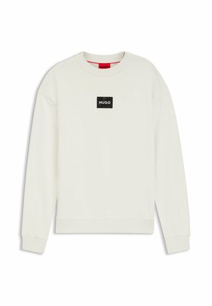 Sweatshirt blanc à manches longues avec poignets et ourlet côtelés, doté d'un petit patch logo carré noir avec le texte "HUGO" centré sur la poitrine.