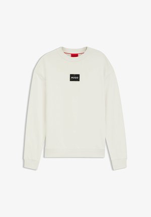 Sweatshirt blanc à manches longues avec poignets et ourlet côtelés, doté d'un petit patch logo carré noir avec le texte "HUGO" centré sur la poitrine.
