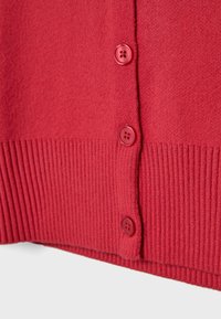 Cardigan rosso lavorato a maglia con orlo a coste, caratterizzato da cinque bottoni coordinati allineati sul davanti. Il tessuto presenta una texture morbida.