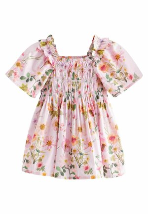 Różowa sukienka w kwiaty dla dziecka, z bufiastymi krótkimi rękawkami, karczkiem ze ściągaczem i falbaną przy dekolcie.