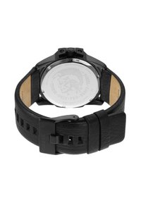 Bracelet de montre en cuir noir avec une finition texturée, présentant un fond en acier inoxydable gravé d'un motif et du logo de la marque.