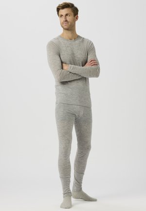 Harmaa pitkähihainen lämpöalusasu ja siihen sopivat housut. Pehmeästä, teksturoidusta kankaasta valmistettu, vartalonmyötäinen malli, jossa pyöreä pääntie ja joustava vyötärönauha.