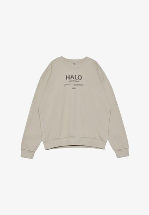 Beige crewneck sweatshirrt med lange ærmer og sort tekst "HALO 196819721981" samt mindre tryk på brystet.