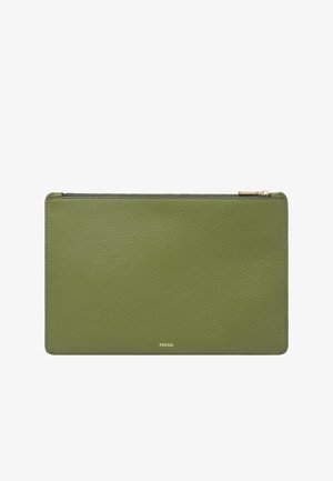 Portefeuille en cuir vert avec une texture lisse, fermeture éclair et logo en relief. Forme rectangulaire avec des lignes épurées et un design minimaliste.