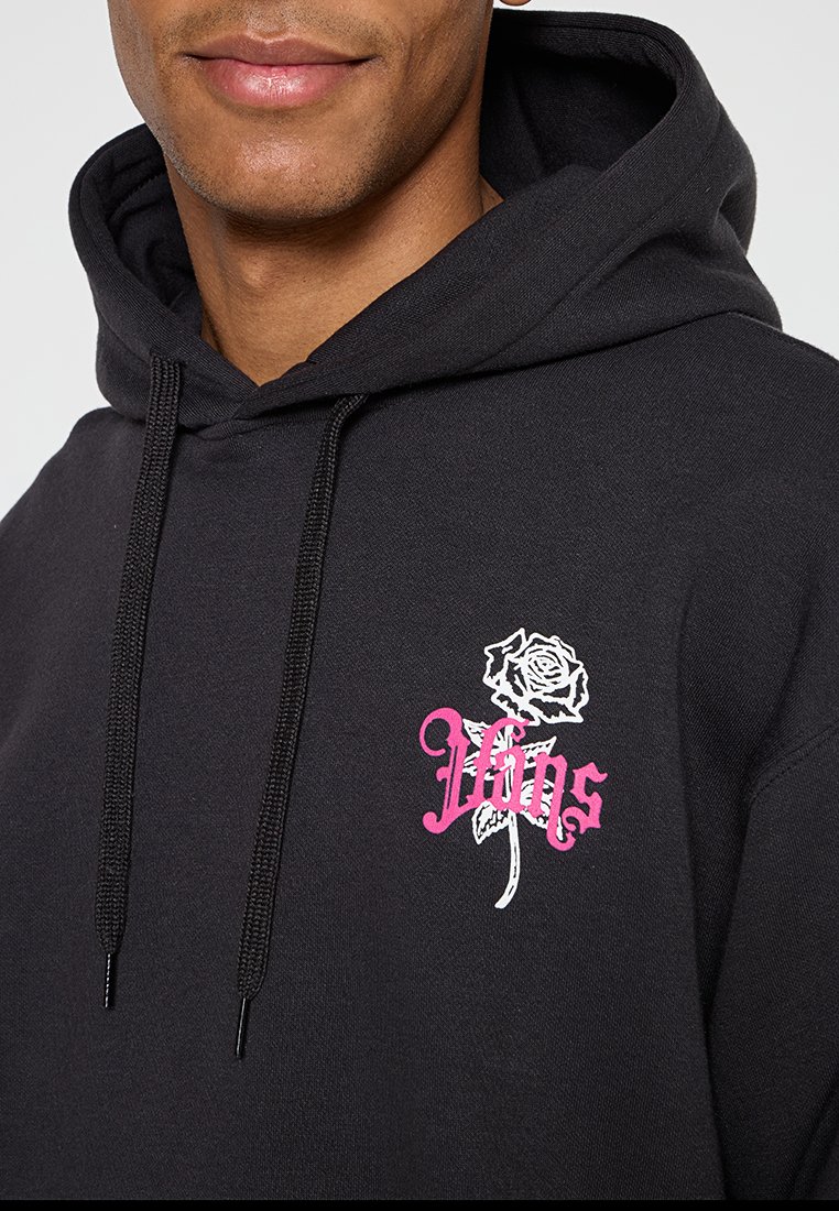 Czarna bluza z kapturem wykonana z bawełny, z białym i różowym wzorem róży oraz stylizowanym napisem "Vans" z przodu. Zawiera textured sznurki do ściągania.
