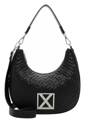 Sac à main matelassé noir avec une forme hobo, texture en cuir lisse et un accent logo géométrique en argent. Comprend une bandoulière amovible.