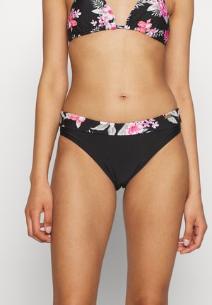 Blomsterbikini-sett med svart bunn. Toppen har en trekantet form med blomsterakenter. Bunnene er slanke, med en matchende blomstermønstrete midjebånd.