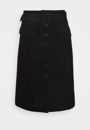 Zwarte knielange rok met knopen aan de voorkant, twee grote klepzakken en een bijpassende riem met een rechthoekige gesp.