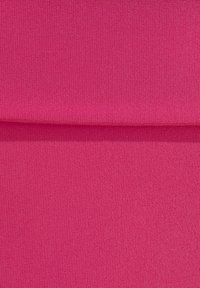Fuchsia polyester stof met een fijne, gestructureerde weving. Twee lagen zijn zichtbaar, met een gladde oppervlakte en een consistente kleur.