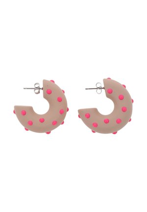 Bézs színű nyitott karika fülbevalók, amelyek külső és belső felületükön egyenletesen elosztott, kiemelkedő élénk rózsaszín pöttyökkel rendelkeznek.