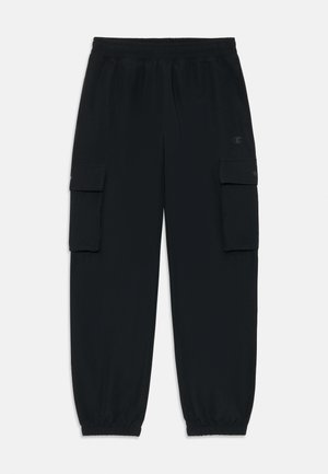 Schwarze Cargo-Hosen mit elastischem Bund und Bündchen, ausgestattet mit zwei großen Klappentaschen an den Seiten und einem kleinen Logo am rechten Oberschenkel.
