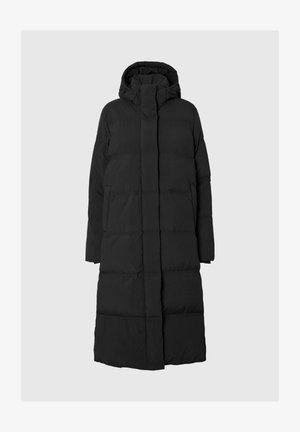 Sorte polstret lang jakke med hette, med glidelås, store horisontale seksjoner og sidelommer. Laget av lett, teksturert stoff.