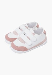 Sneakers bianchi con delicati dettagli in suede rosa, due cinturini in Velcro e suole in gomma testurizzata. Design con punta arrotondata realizzato con materiali lisci e morbidi.
