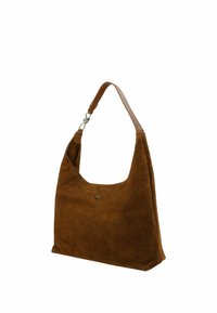 Sac à épaule en daim marron avec une large sangle en cuir et un petit logo métallique sur le devant, présenté sur un fond blanc.