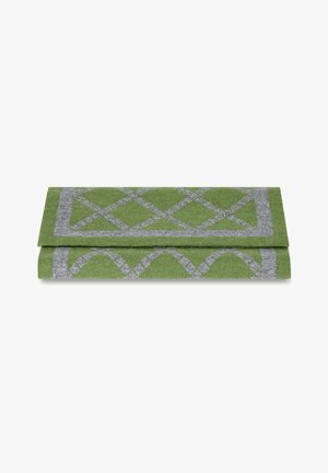 Tissu vert avec un motif en losange gris, présentant une forme rectangulaire pliée. Le matériau semble doux, avec une surface texturée.