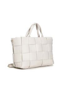 Borsa tote in pelle intrecciata di colore beige chiaro con manici doppi e tracolla staccabile. Presenta una forma strutturata e una superficie liscia.