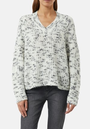 V-Ausschnitt, oversize Pullover in Weiß mit grauem Sprenkelmuster. Grobe Stricktextur mit gerippten Bündchen und Saum, die einen lockeren Sitz bietet.