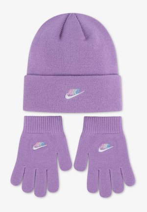 Gorro de invierno morado de punto de Nike y un par de guantes a juego con logotipos multicolores sobre fondo blanco.