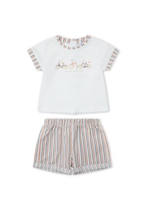 Conjunto blanco de manga corta para niño pequeño con ribete a rayas, la parte superior tiene tres bicicletas y el texto «summer good vibes», combinado con pantalones cortos de rayas con cintura elástica.