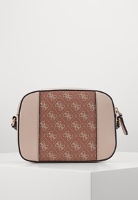 Brązowo-beżowa torebka na ramię z geometrycznym wzorem, gładkimi skórzanymi akcentami, złotymi elementami i prostokątnym kształtem.