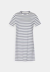 Robe blanche à manches courtes avec des rayures horizontales bleu marine et un col rond, avec un petit logo sur la poitrine.