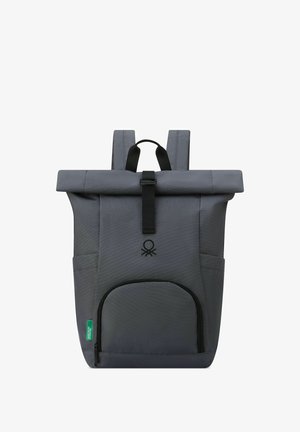 Zaino grigio con chiusura a rotolo, dotato di hardware nero, tasca frontale con zip e spallacci regolabili. Presenta un logo al centro della parte anteriore.