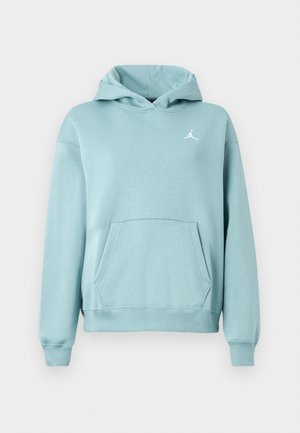 Vaalean teal huppari, jossa on kenguru-tasku, ribbaantuneet hihansuut ja helma, sekä valkoinen Jordan-logo vasemmassa rinnassa. Pehmeä kankaan pinta.