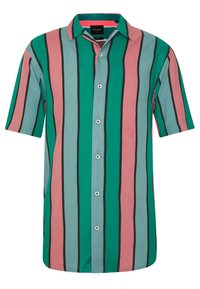 Camicia a maniche corte con righe verticali in verde, rosa e azzurro chiaro, con accenti neri e cinque bottoni frontali.
