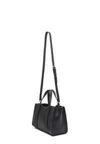 Czarna skórzana torba na ramię o strukturalnym designie, z podwójnymi uchwytami u góry i regulowanym paskiem na ramię z akcentami w złotym odcieniu.