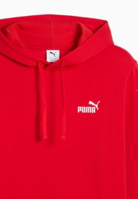 Rød hættetrøje lavet af bomuldsblandet stof, med en frontkanguro lomme, snortræk og et hvidt Puma-logo på venstre bryst.