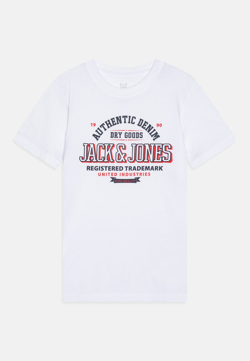 Balta kokvilnas t-krekls ar īsām piedurknēm, rotāts ar sarkano un zilo grafiku. Teksts ietver "JACK & JONES" un "AUTHENTIC DENIM."