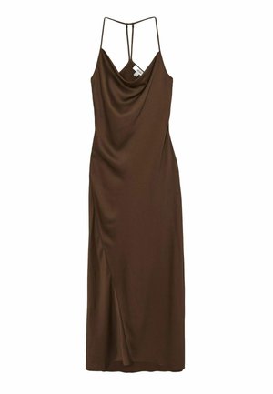 Robe maxi sans manches marron avec un décolleté drapé, présente une fente haute sur un côté et des fines bretelles qui forment un triangle dans le dos.