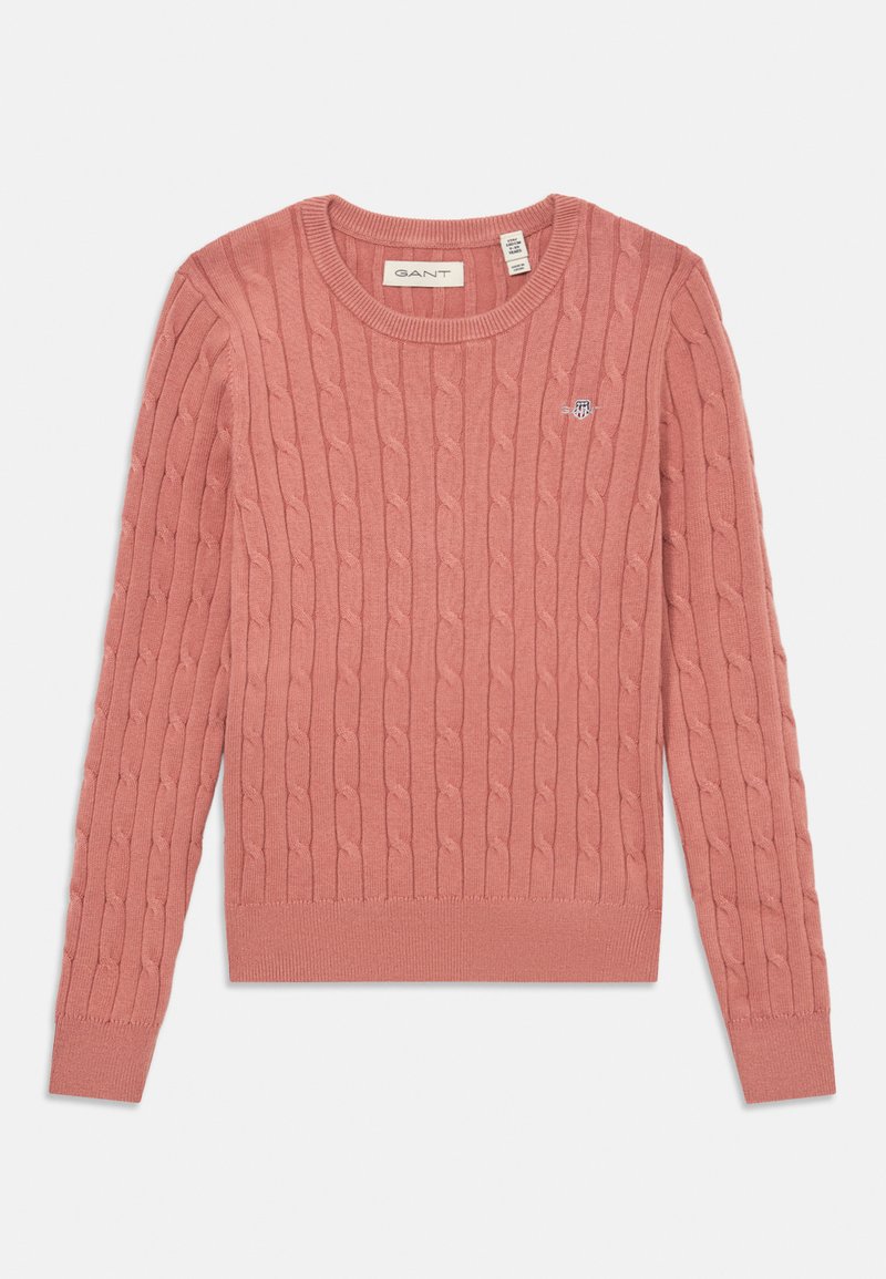 Maglione a trecce in morbido rosa, con collo a giro e polsini a coste. Presenta un piccolo logo ricamato sul petto.